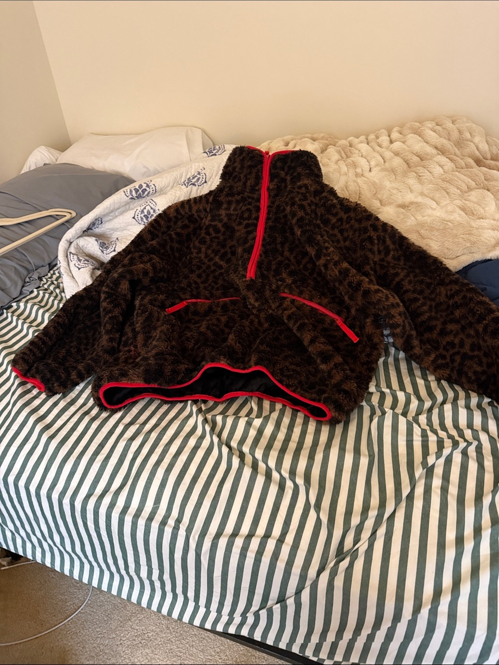 New without tags Rumored leopard pull over Sherpa. Medium large.